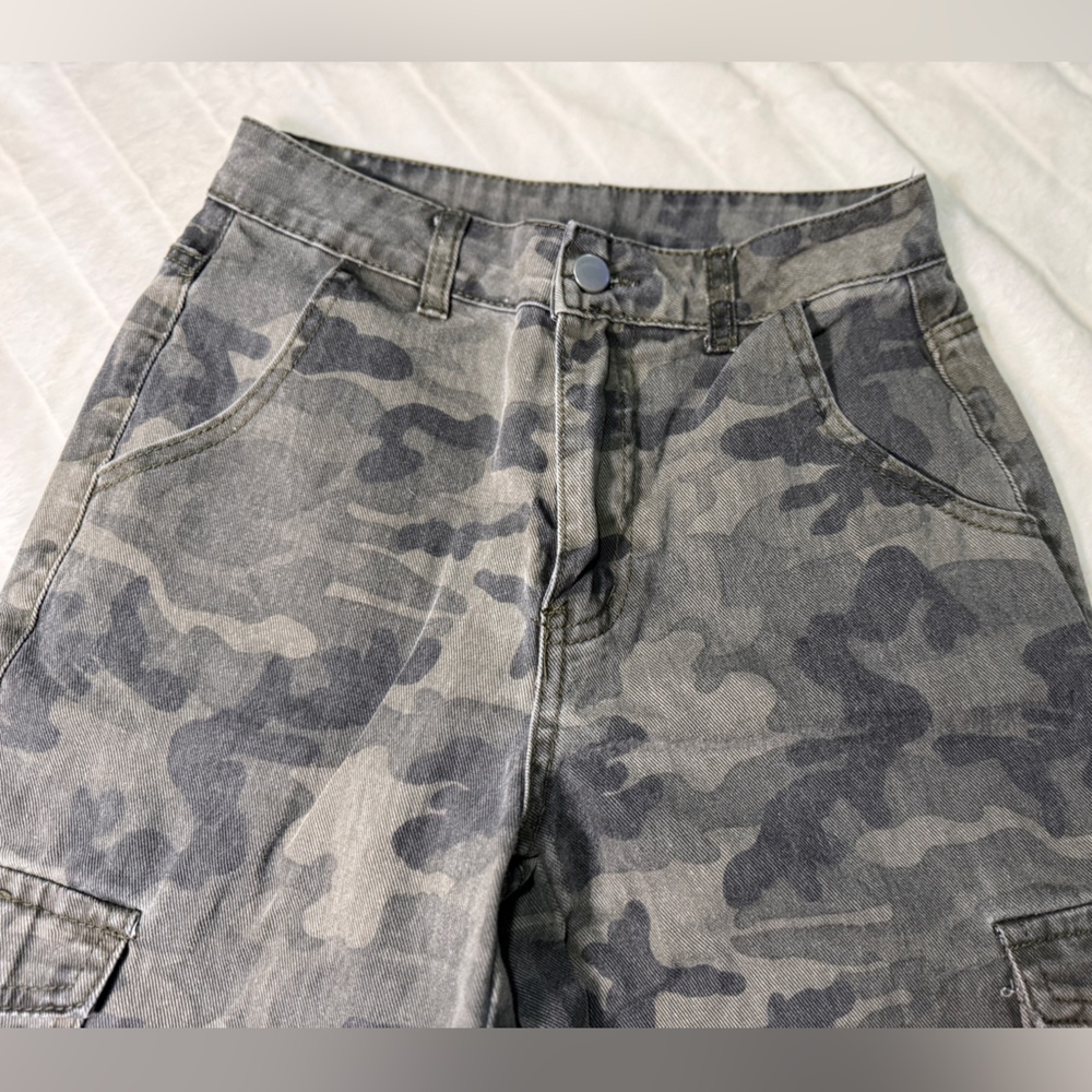 ❌SOLD❌Women's Camouflage Cargo Pants - Picture 3 of 8